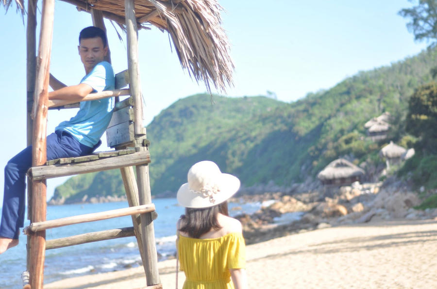 Thong dong đi dạo trên bờ cát mịn màng giúp lữ khách xua tan mọi muộn phiền của cuộc sống thường nhật.