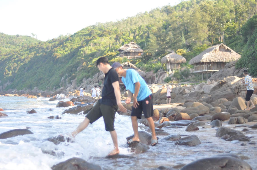 Sự hòa quyện tuyệt đẹp giữa sắc xanh của đại dương và nét hoang dại của núi đá tại Bãi Đông.
