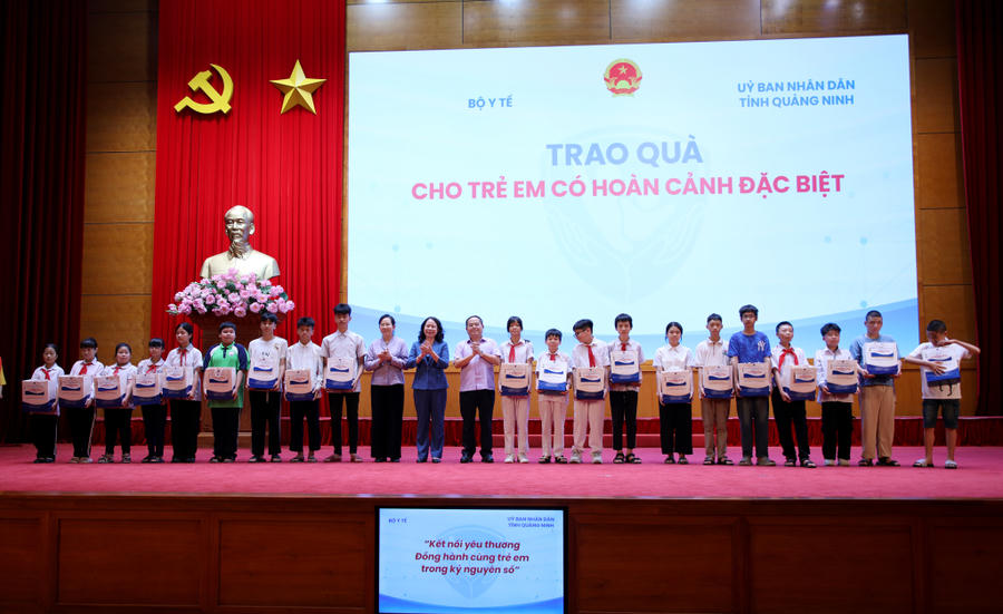 Phó Chủ tịch nước Võ Thị Ánh Xuân và Bí thư Tỉnh ủy Quản Minh Cường tặng quà cho học sinh có hoàn cảnh đặc biệt.