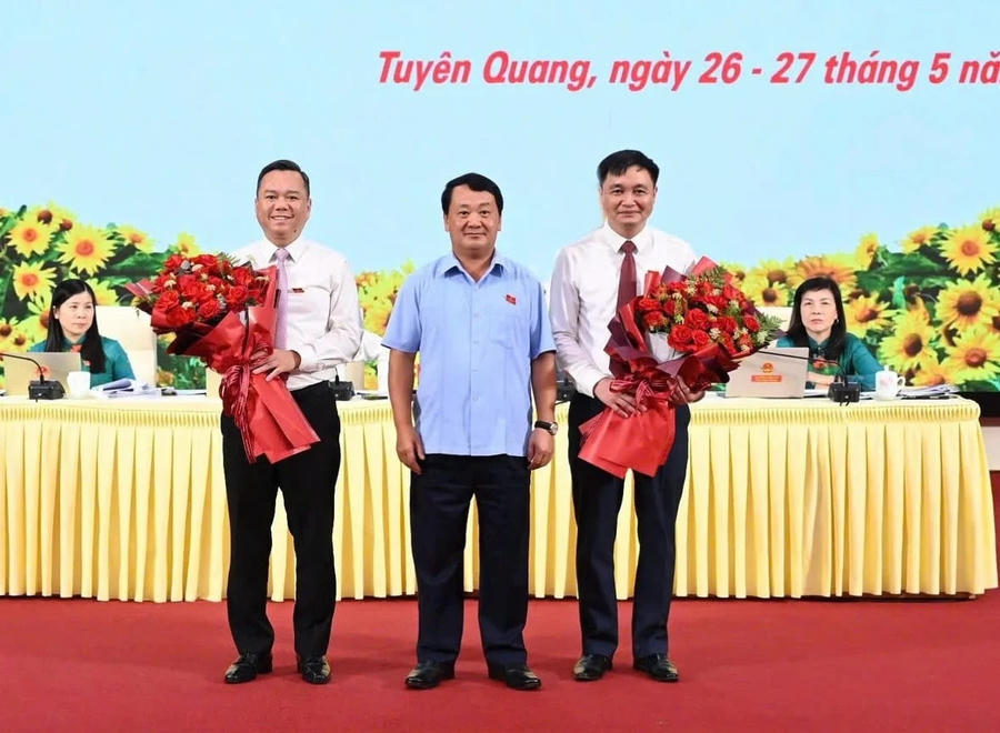 Ông Hầu A Lềnh, Bí thư Tỉnh ủy Tuyên Quang tặng hoa chúc mừng 2 tân Phó Chủ tịch UBND tỉnh Tuyên Quang. (Ảnh: T. Phúc).