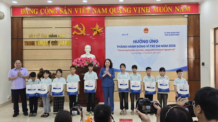 Phó Chủ tịch nước Võ Thị Ánh Xuân tặng quà cho trẻ em có hoàn cảnh đặc biệt tại Trung tâm Trợ giúp xã hội tỉnh Quảng Ninh, cơ sở 2. Phó Chủ tịch nước Võ Thị Ánh Xuân tặng quà cho trẻ em có hoàn cảnh đặc biệt tại Trung tâm Trợ giúp xã hội tỉnh Quảng Ninh, cơ sở 2.