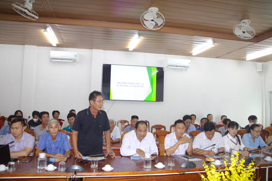 Ông Tô Văn Chiến (chủ tàu cá ở ấp Nhà Diệu, xã Phan Ngọc Hiển), đặt câu hỏi về các quy định liên quan đến đăng ký, đăng kiểm và cấp phép tàu cá tại Hội nghị.