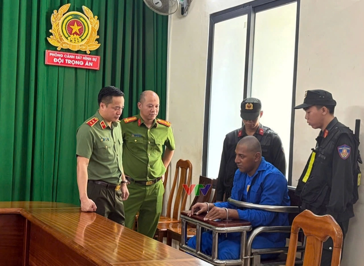 Trung tướng Mai Hoàng - Giám đốc Công an TP HCM tiếp xúc nghi phạm người nước ngoài trong vụ án giết người xảy ra ở phường Bến Thành tại trụ sở Phòng Cảnh sát hình sự Công an TP HCM - Ảnh: VTV