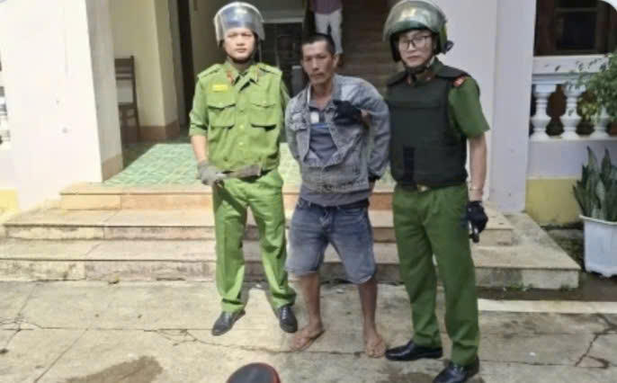Phạm Minh Hùng bị lực lượng CS 113 khống chế. Ảnh CTV