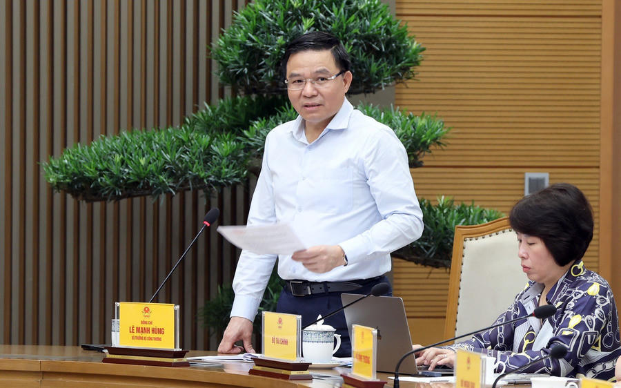 Bộ trưởng Công Thương Lê Mạnh Hùng báo cáo.