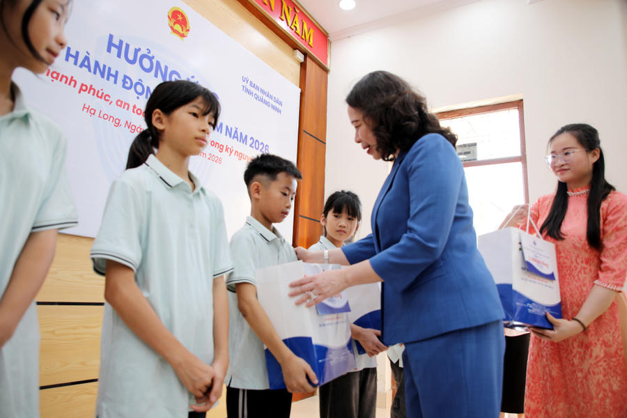 Phó Chủ tịch nước Võ Thị Ánh Xuân trao quà cho trẻ em tại Trung tâm Trợ giúp xã hội tỉnh Quảng Ninh.