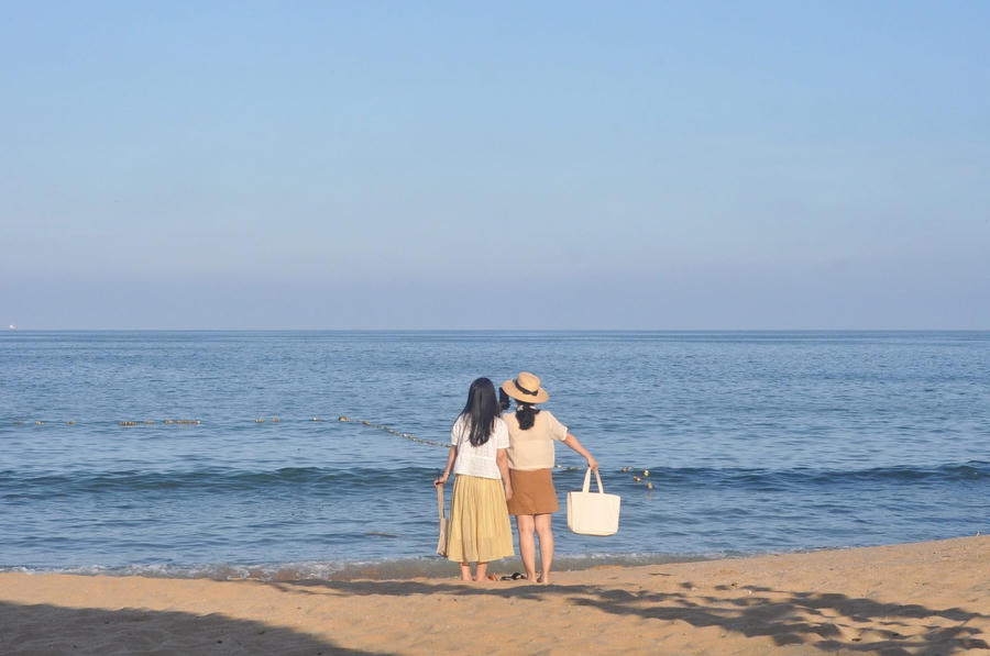 Bãi Đông (Nghi Sơn, Thanh Hóa) hút hồn du khách bởi làn nước trong xanh