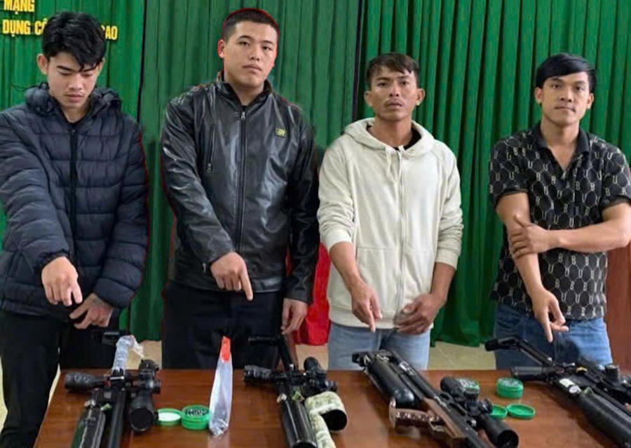 Công an TP Huế cũng liên tiếp phát hiện, bắt giữ những người có hành vi tàng trữ, rao bán vũ khí quân dụng trên mạng xã hội.