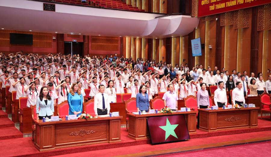 Các đại biểu thực hiện nghi thức chào cờ tại Lễ phát động. Các đại biểu thực hiện nghi thức chào cờ tại Lễ phát động.