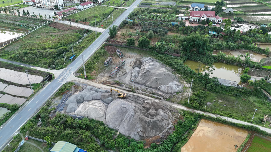 Cát khai thác tại lòng hồ thủy điện Nậm Na 2 được vận chuyển vè tập kết tiểu khu 24, phường Tân Phong, tỉnh Lai Châu.