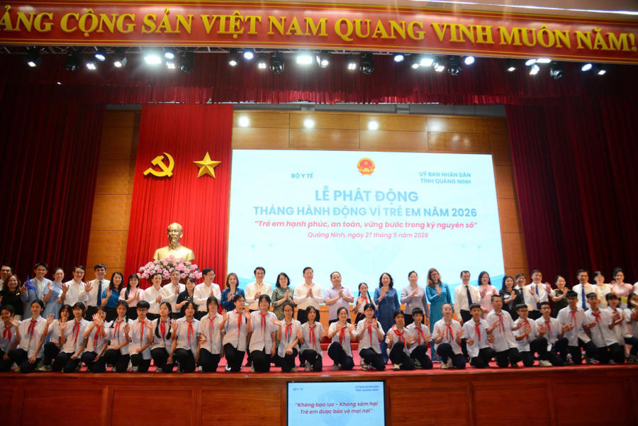 Phó Chủ tịch nước Võ Thị Ánh Xuân và Bí thư Tỉnh ủy Quản Minh Cường cùng đại biểu chụp ảnh lưu niệm với thiếu nhi của tỉnh.