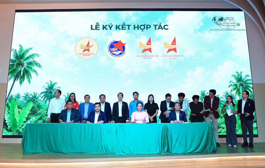 Đại diện các Hội Doanh nhân trẻ ký biên bản ghi nhớ tham gia chương trình công bố “Hành trình Sức khỏe Xanh mùa 4”.