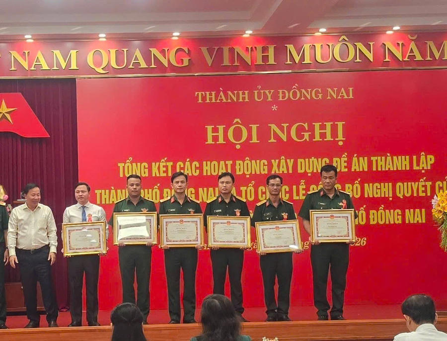 Khen tưởng các tập thể, cá nhân có thành tích xuất sắc trong xây dựng Đề án thành lập Thành phố Đồng Nai.