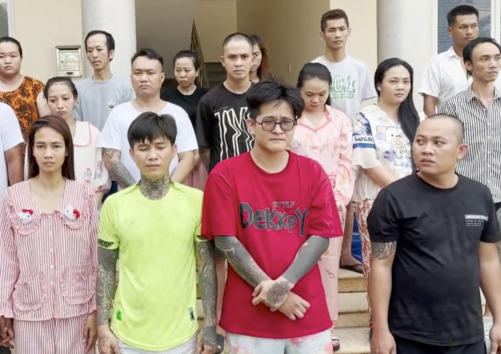 Đối tượng Mai Thế Nhân - Rapper Mr. Nhân (áo đỏ) bị khởi tố, tạm giam - Ảnh: C.A TP.HCM