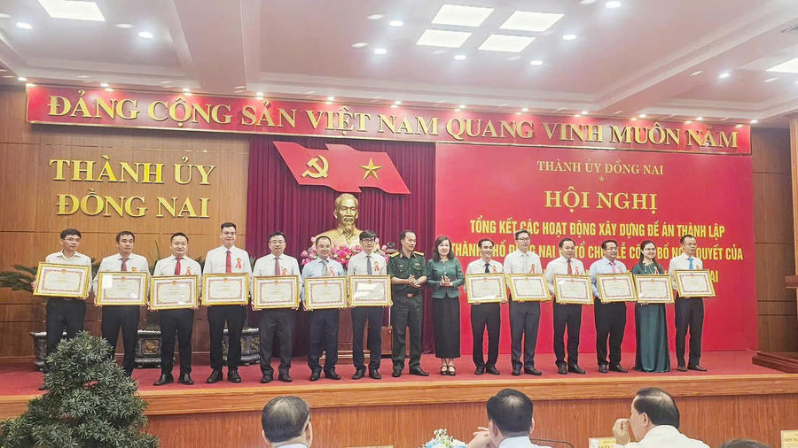 Biểu dương, khen thưởng các tập thể, cá nhân có thành tích xuất sắc trong xây dựng Đề án thành lập Thành phố Đồng Nai.