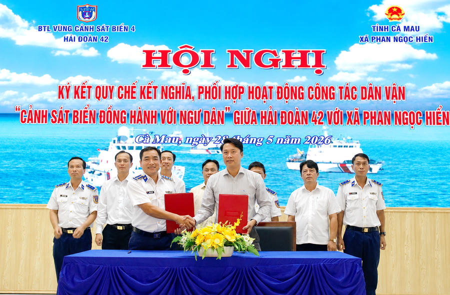 Hải đoàn 42 thuộc Bộ Tư lệnh Vùng Cảnh sát biển 4 và Đảng ủy, UBND xã Phan Ngọc Hiển ký kết Chương trình phối hợp thực hiện công tác dân vận.