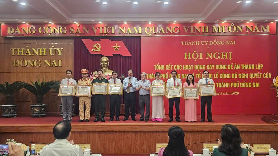 Biểu dương, khen thưởng các tập thể, cá nhân có thành tích xuất sắc trong xây dựng Đề án thành lập Thành phố Đồng Nai.