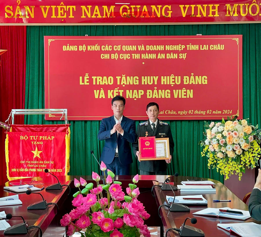 Bức ảnh chụp anh Nguyễn Chí Công (Chấp hành viên THADS tỉnh Lai Châu) trong ngày nhận Huy hiệu 30 năm tuổi Đảng. (Ảnh NVCC).