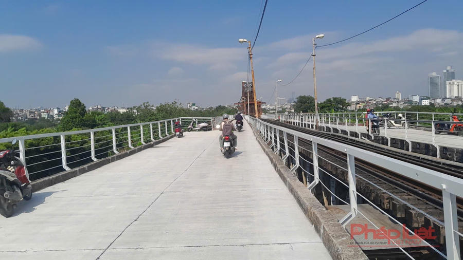 Trước đó, Sở Xây dựng thông báo cấm các phương tiện lên cầu Long Biên theo cả 2 chiều từ ngày 28/3 để phục vụ thi công dự án sửa chữa đột xuất.