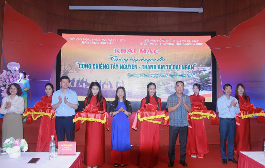 Các đại biểu cắt băng khai mạc triển lãm.