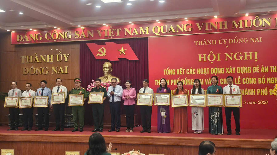 Các tập thể, cá nhân có thành tích xuất sắc được biểu dương, khen thưởng trong xây dựng Đề án thành lập Thành phố Đồng Nai.