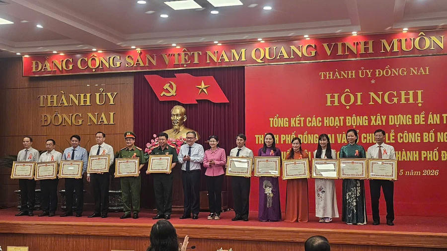 Các tập thể, cá nhân có thành tích xuất sắc được biểu dương, khen thưởng trong xây dựng Đề án thành lập Thành phố Đồng Nai.