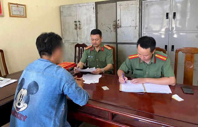 Phòng An ninh đối ngoại Công an tỉnh Ninh Bình làm việc với trường hợp vi phạm. Ảnh: Công an Ninh Bình