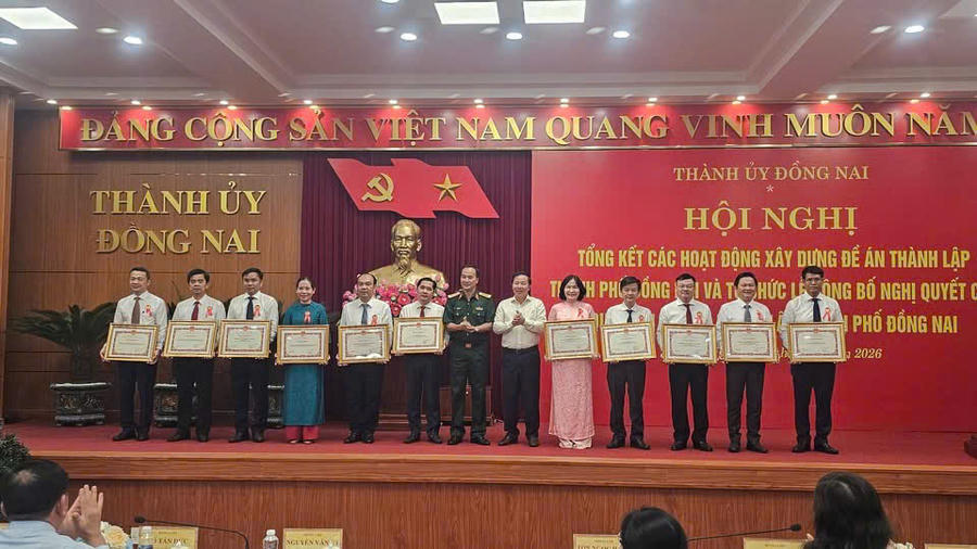 Các tập thể, cá nhân có thành tích xuất sắc được biểu dương, khen thưởng trong xây dựng Đề án thành lập Thành phố Đồng Nai.