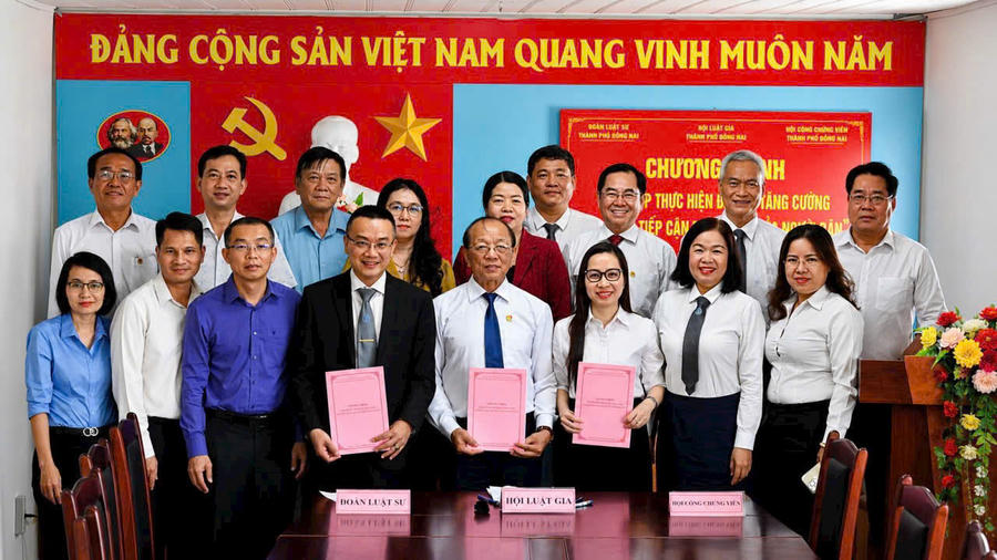 Các đại biểu chụp ảnh lưu niệm,