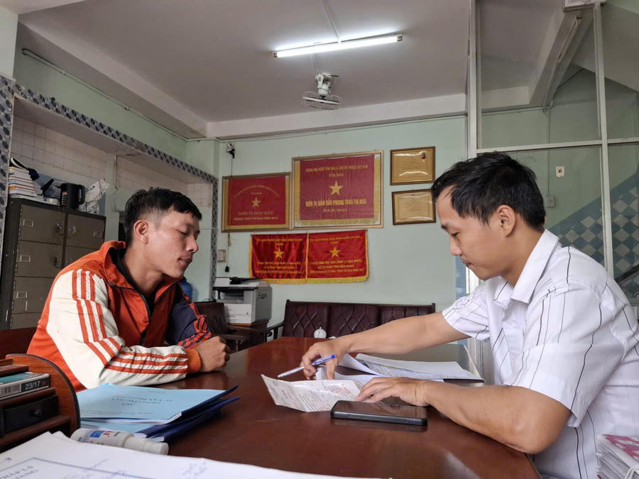 Trợ giúp viên Trung tâm TGPL nhà nước tỉnh An GIang tư vấn pháp luật cho người dân.