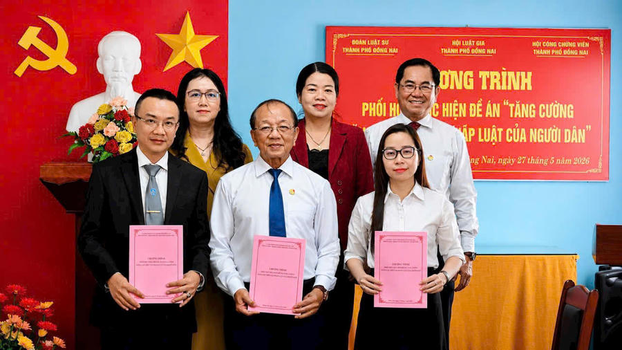 Lãnh đạo Đoàn Luật sư thành phố Đồng Nai phối hợp cùng Hội Luật gia thành phố Đồng Nai và Hội Công chứng thành phố Đồng Nai ký kết Chương trình phối hợp thực hiện Đề án “Tăng cường năng lực tiếp cận pháp luật của người dân”. Lãnh đạo Đoàn Luật sư thành phố Đồng Nai phối hợp cùng Hội Luật gia thành phố Đồng Nai và Hội Công chứng thành phố Đồng Nai ký kết Chương trình phối hợp thực hiện Đề án “Tăng cường năng lực tiếp cận pháp luật của người dân”.