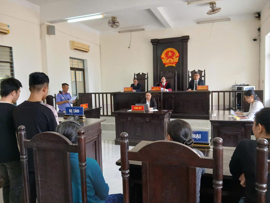 Trợ giúp viên Trung tâm TGPL nhà nước tỉnh An Giang bào chữa cho người được TGPL tại TAND khu vực 1.