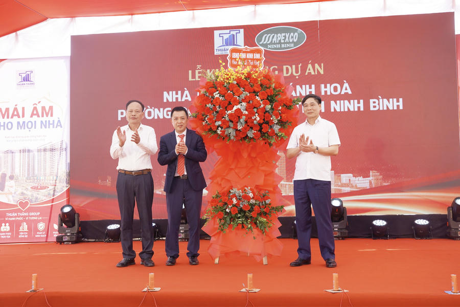 Đồng chí Nguyễn Anh Chức, Ủy viên Ban Thường vụ Tỉnh uỷ, Phó Chủ tịch UBND tỉnh tặng hoa chúc mừng đại diện chủ đầu tư, nhà thầu thi công tại lễ khởi công Dự án nhà ở xã hội Khánh Hoà.