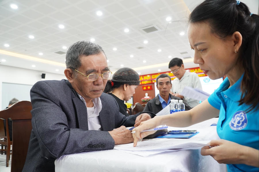 BHXH tự nguyện giúp mỗi người có lương hưu ổn định và thẻ BHYT miễn phí khi về già. (Ảnh: Thành Trung)