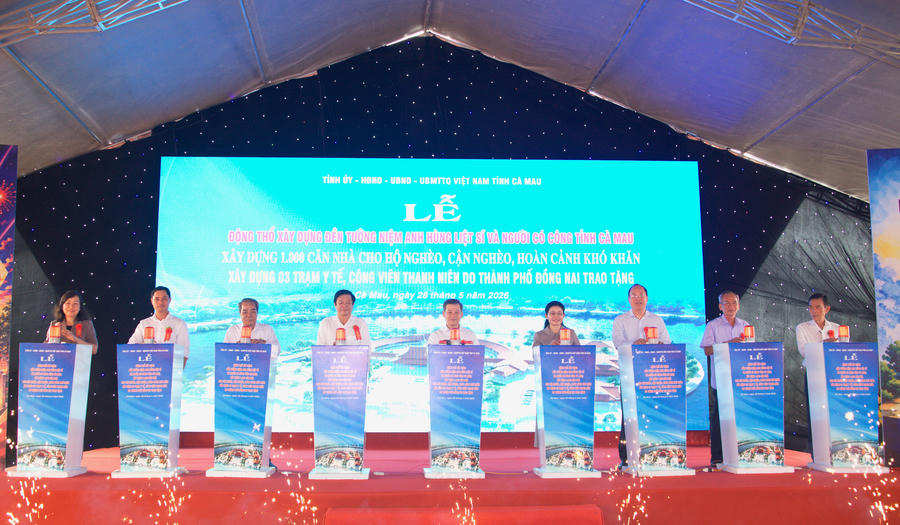 Các đại biểu thực hiện nghi thức động thổ công trình.