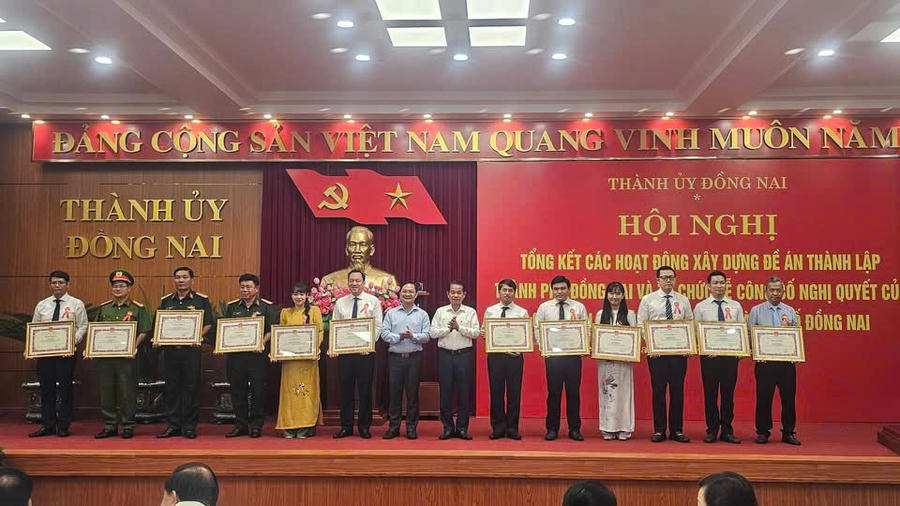 Biểu dương, khen thưởng các tập thể, cá nhân có thành tích xuất sắc trong xây dựng Đề án thành lập Thành phố Đồng Nai.
