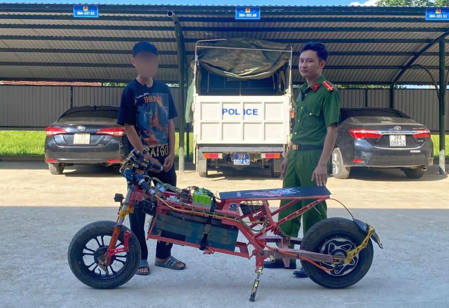 Em học sinh P.Đ.N và chiếc "siêu xe" tự chế tại cơ quan Công an. (Ảnh: CAHT)