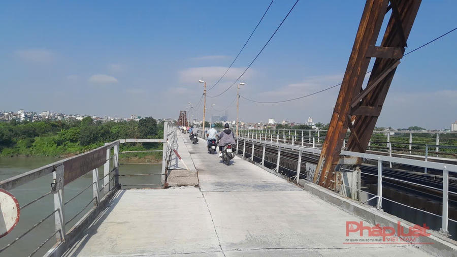 Cầu Long Biên được xây dựng năm 1899, hoàn thành năm 1902. Công trình dài hơn 1.691 m với 19 nhịp dàn thép. Sau hơn 120 năm khai thác và trải qua chiến tranh, nhiều hạng mục đã xuống cấp nghiêm trọng. Việc tu bổ, sửa chữa là vấn đề cấp thiết nhằm đảm bảo an toàn giao thông và mỹ quan cây cầu lịch sử.