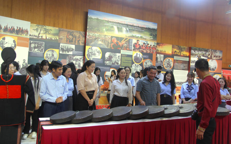 Các đại biểu và học sinh phường Hạ Long tìm hiểu về không gian văn hóa cồng chiêng Tây Nguyên.