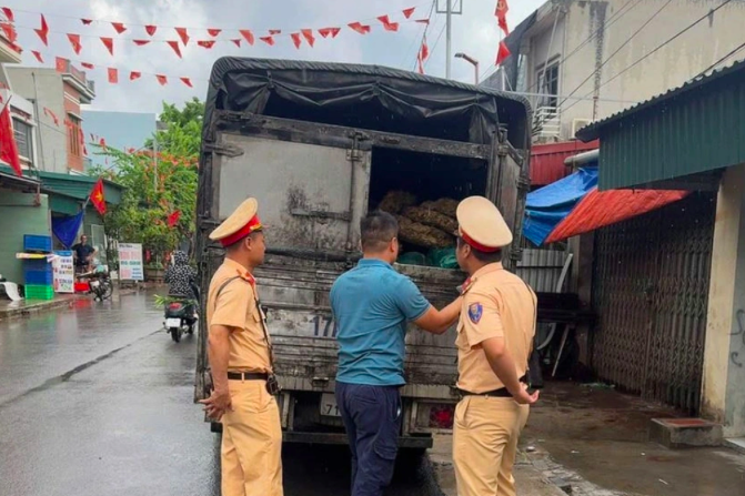 Chiếc ô tô chở 2,1 tấn tóp mỡ có dấu hiệu bị mốc, bốc mùi bị Đội CSGT đường bộ số 3, Phòng CSGT Công an tỉnh Hưng Yên phát hiện. (Ảnh: Công an Hưng Yên).
Chiếc ô tô chở 2,1 tấn tóp mỡ có dấu hiệu bị mốc, bốc mùi bị Đội CSGT đường bộ số 3, Phòng CSGT Công an tỉnh Hưng Yên phát hiện. (Ảnh: Công an Hưng Yên).
