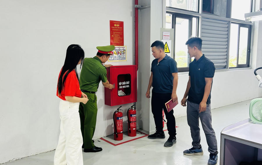 Lực lượng cảnh sát PCCC và CNCH Công an tỉnh đẩy mạnh công tác tuyên truyền, hướng dẫn và tổ chức kiểm tra an toàn PCCC tại cơ sở sản xuất, kinh doanh. (Ảnh: Công an tỉnh Thanh Hóa)