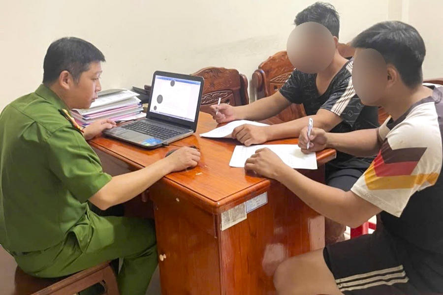 Cán bộ Công an xã Phước Long lập biên bản vi phạm đối với 2 đối tượng sử dụng công cụ kích điện khai thác thủy sản trái phép.