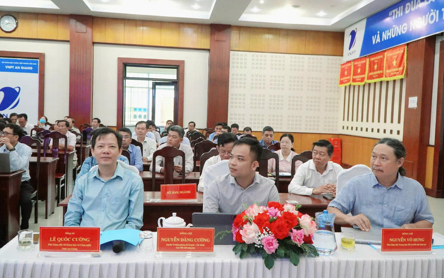 Các đại biểu tham dự hội thảo.