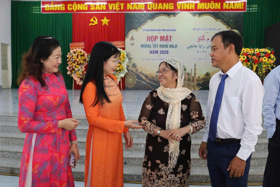 Lãnh đạo ban ngành thăm hỏi, động viên vị chức sắc trong đồng bào Chăm