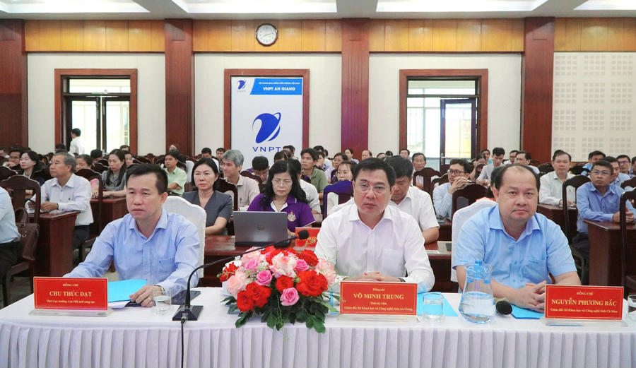 Các đại biểu tham dự hội thảo.