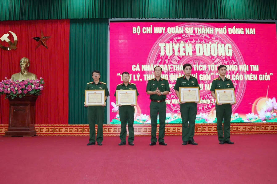 Tuyên dương các cá nhân có thành tích xuất sác trong cuộc thi trợ lý, thủ kho quân đội giỏi, báo cáo viên giỏi.