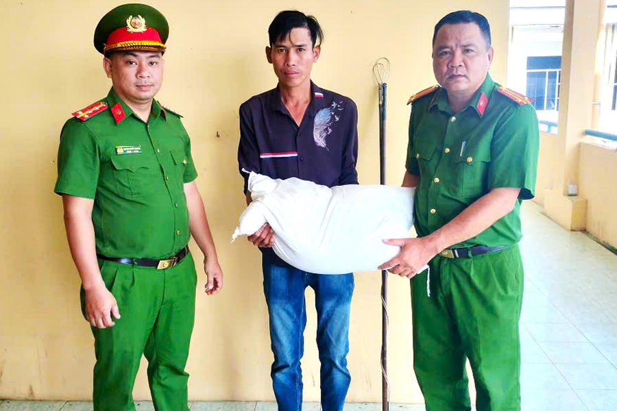 Ông Trần Văn Thương tự nguyện giao nộp công cụ kích điện và nhận nhu yếu phẩm từ Công an xã Châu Thới.