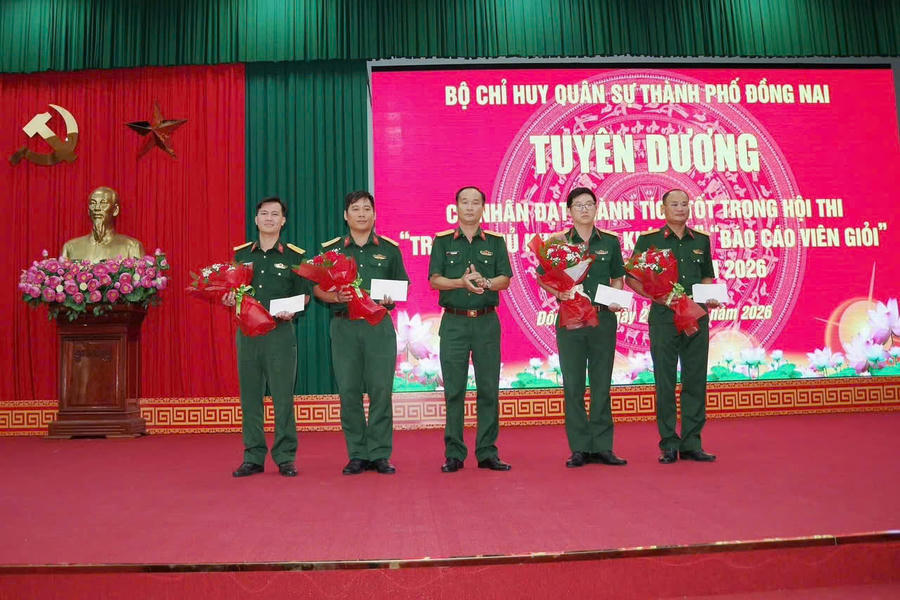 Tuyên dương, trao thưởng cho các cá nhân có thành tích xuất sác trong cuộc thi trợ lý, thủ kho quân đội giỏi, báo cáo viên giỏi.