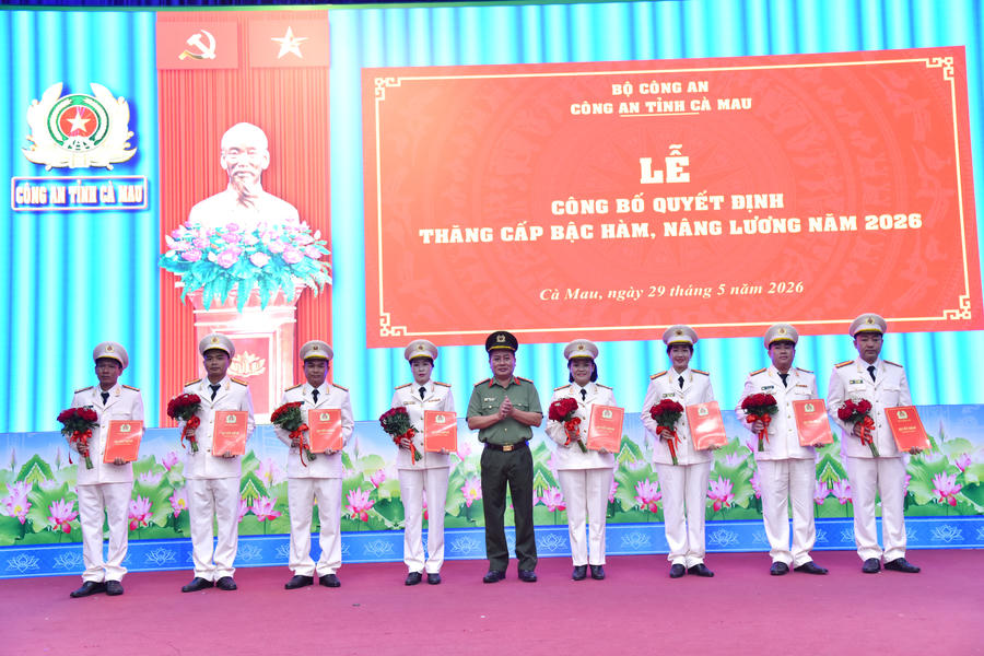 Đại tá Hoàng Phương Thảo - Phó Giám đốc Công an tỉnh trao Quyết định và tặng hoa chúc mừng các đồng chí được thăng cấp bậc hàm Thượng tá năm 2026.