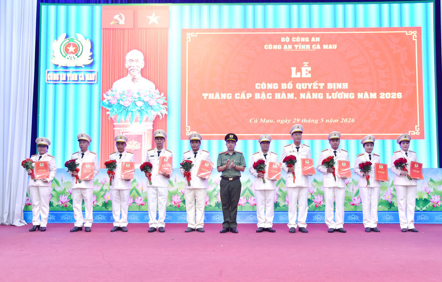 Đại tá Lê Tấn Vinh - Phó Bí thư Đảng ủy, Phó Giám đốc Công an tỉnh trao Quyết định và tặng hoa chúc mừng các đồng chí được thăng cấp bậc hàm Trung tá năm 2026.